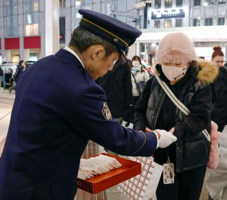 情報提供を求める京都府警の警察官＝１５日午後、京都市下京区