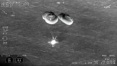 米カリフォルニア州沖の海面に着水する、油井亀美也飛行士ら搭乗の宇宙船クルードラゴン=15日(NASAの中継から)