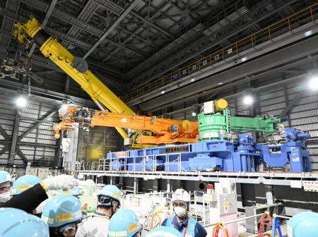 報道陣に公開された、東京電力福島第１原発２号機の使用済み核燃料プールに残る燃料を取り出すために使うクレーン＝１５日午前、福島県大熊町（代表撮影）
