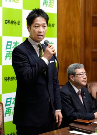 日本維新の会の両院議員総会であいさつする藤田共同代表。右は中司幹事長＝１５日午後、国会