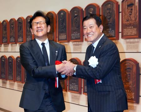 　野球殿堂入りが決まり原辰徳さんに祝福される栗山英樹さん（左）＝１５日、東京都内
