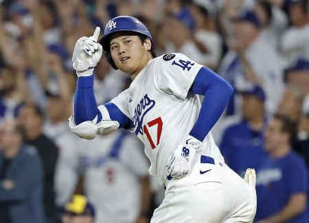 ナ・リーグ優勝決定シリーズ第4戦でこの試合3本目の本塁打を放ち、ベンチに合図を送るドジャース・大谷=25年10月、ロサンゼルス(共同)