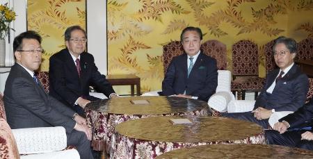 会談に臨む(右から)立憲民主党の安住淳幹事長、野田佳彦代表、公明党の斉藤鉄夫代表、西田実仁幹事長。立民と公明は衆院選をにらみ、中道勢力を結集した新党結成に合意した=15日、国会