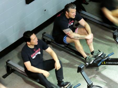 米軍基地内で軍隊式の筋力トレーニングに参加する小泉防衛相（左）とヘグセス国防長官＝１５日、ワシントン近郊（共同）