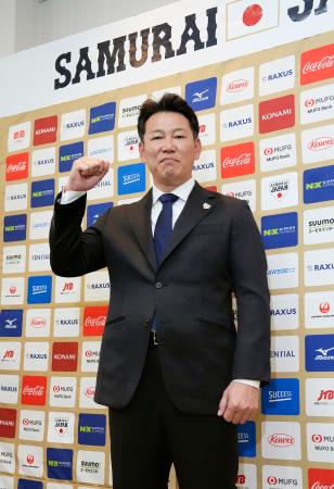 ＷＢＣ出場メンバーの一部を追加発表し、ポーズをとる野球日本代表の井端弘和監督＝１６日、東京都内
