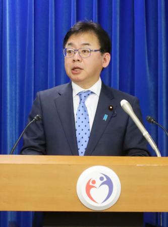 記者会見する上野厚労相＝１６日午前、厚労省