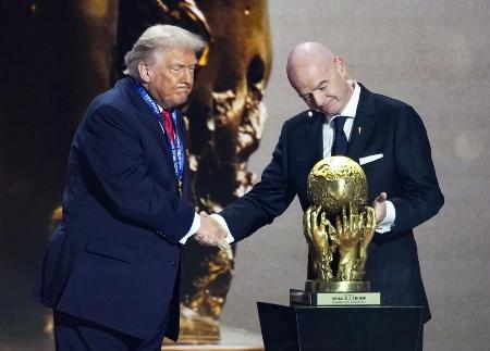 昨年１２月、サッカーＷ杯北中米３カ国大会の組み合わせ抽選会でＦＩＦＡ創設の「平和賞」に選ばれ、インファンティノ会長（右）と握手を交わすトランプ米大統領＝米ワシントン