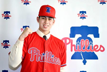 米大リーグ、フィリーズとマイナー契約を結び、笑顔でポーズをとる誉高のモレチ・アレシャンドレ投手＝１６日、愛知県小牧市