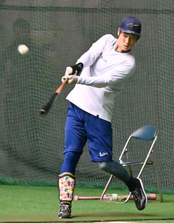 自主トレで打撃練習する中日・上林=沖縄県宜野座村