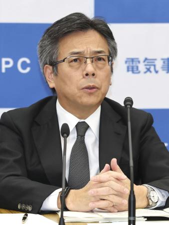 記者会見する電気事業連合会の林欣吾会長。同日付での辞任が発表された＝１６日、東京都千代田区