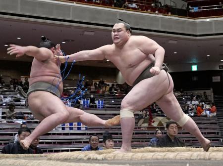大相撲初場所６日目、ＪＲ遅延のため順番をずらす措置が取られた取組で、貴正道（右）が突き倒しで醍醐山を破る＝１６日、両国国技館