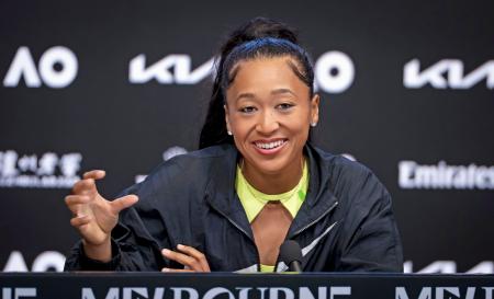 全豪オープンテニスに向けて記者会見する大坂なおみ＝１６日、メルボルン（ゲッティ＝共同）