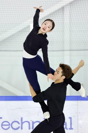 　練習を公開したフィギュアスケートペアの長岡柚奈（上）、森口澄士組＝木下アカデミー京都アイスアリーナ