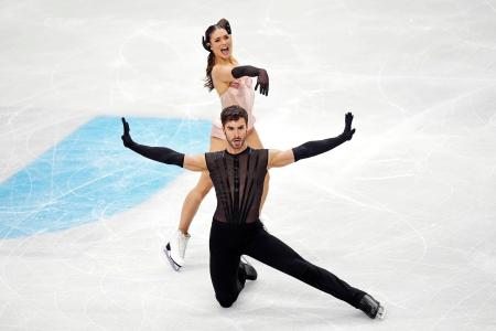 アイスダンス・RDで演技するロランス・フルニエボードリー(奥)、ギヨーム・シゼロン組=シェフィールド(PA提供・AP=共同)