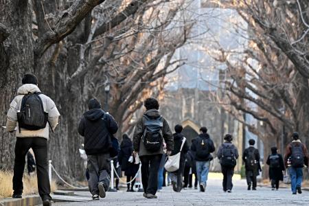 大学入学共通テストの会場に向かう受験生＝１７日午前、東京都文京区の東大