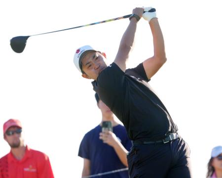 第2ラウンド、14番でティーショットを放つ金谷拓実。通算8アンダーで6位=ワイアラエCC(共同)