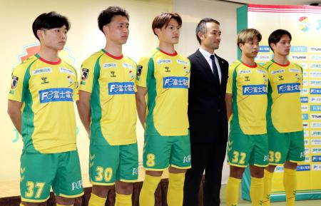 新体制を発表し、写真に納まるＪ１千葉の小林監督（右から３人目）ら＝１７日、千葉市