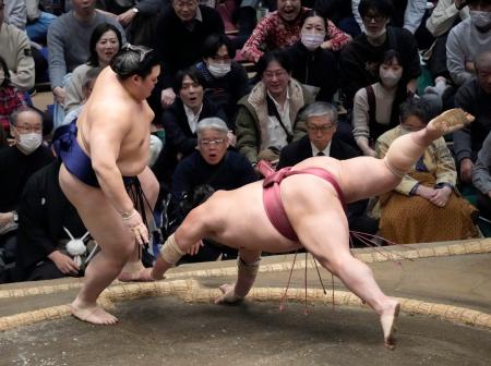 大の里（左）がはたき込みで大栄翔を下す＝両国国技館