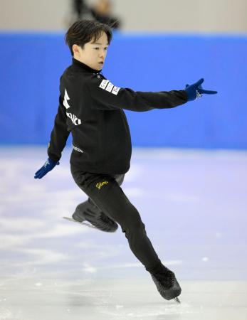 練習するフィギュアスケート男子の鍵山優真＝愛知県豊田市