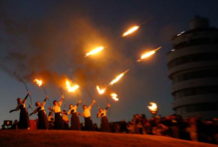 和歌山県串本町の火祭りで、火矢を放つ県立串本古座高の弓道部員＝１７日夕