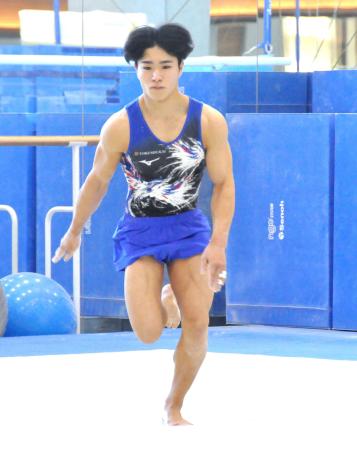 試技会で床運動の演技をする徳洲会の岡慎之助＝神奈川県鎌倉市