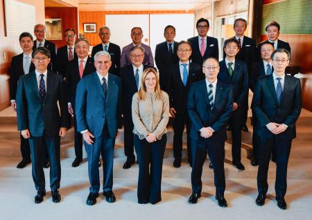 日本の大手企業幹部らと写真に納まるイタリアのメローニ首相（前列中央）＝１７日、東京都内（イタリア首相府提供・共同）
