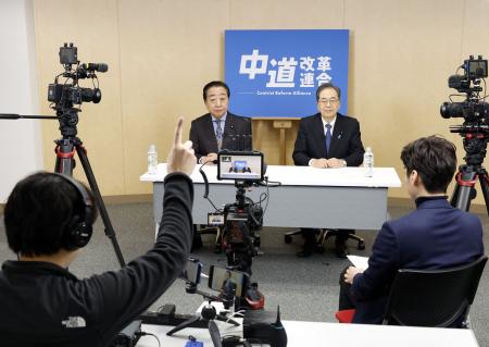 新党「中道改革連合」を紹介するユーチューブ動画の収録に臨む、立憲民主党の野田（左）、公明党の斉藤両代表＝１７日午後、東京・永田町