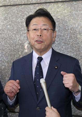 　ＮＨＫ番組への出演後、記者団の質問に答える公明党の西田幹事長＝１８日午前、東京都千代田区