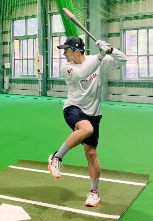 打撃練習する楽天・宗山＝鹿児島県徳之島町（球団提供）