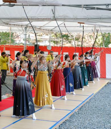 京都市東山区の三十三間堂で開かれた、２０歳の男女が弓の腕前を競う大的全国大会＝１８日午前