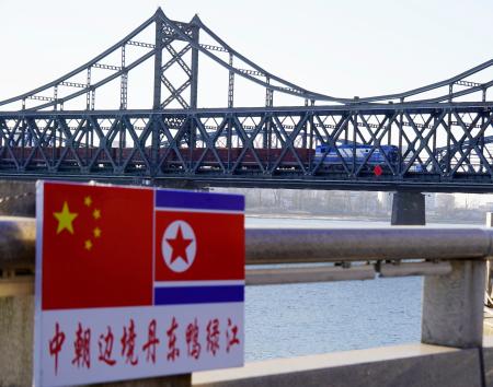 北朝鮮から中国遼寧省丹東に向かう貨物列車＝２０２５年１２月２１日（共同）