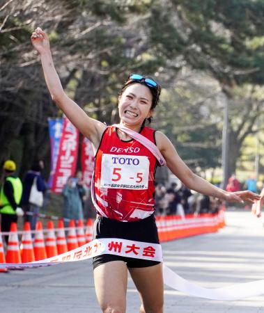 　一般の部で優勝を果たしたデンソーのアンカー中沢咲絵子＝北九州市