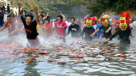 川湯温泉の河原に設けられた露天風呂「仙人風呂」で行われたかるた大会＝１８日午後、和歌山県田辺市
