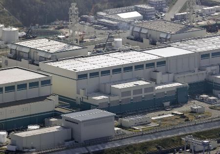 新潟県の東京電力柏崎刈羽原発の６号機（中央）＝２０２５年１１月