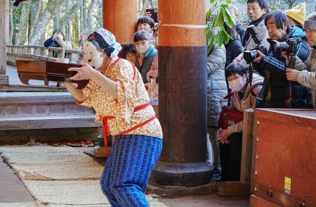 丹生都比売神社で催された「天野の御田祭」で、「田ヅ女」の演技を見る参拝客＝１８日午後、和歌山県かつらぎ町