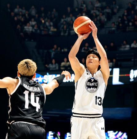 第４クオーター、シュートを放つ「Ｂ・ＷＨＩＴＥ」の田中＝長崎市ハピネスアリーナ