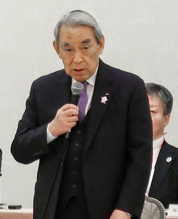 関西３空港懇談会の会合で発言する関経連の松本正義会長＝１８日午後、大阪市北区