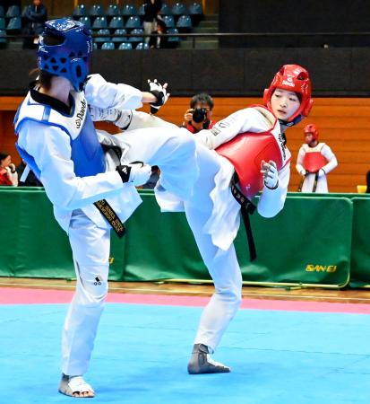 女子４９キロ級で優勝した岡本留佳（右）＝愛知県豊橋市総合体育館