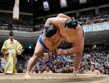 玉鷲を下手投げで破る藤ノ川（左）＝両国国技館