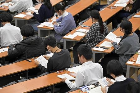 大学入学共通テストに臨む受験生＝１７日、東京都文京区の東大