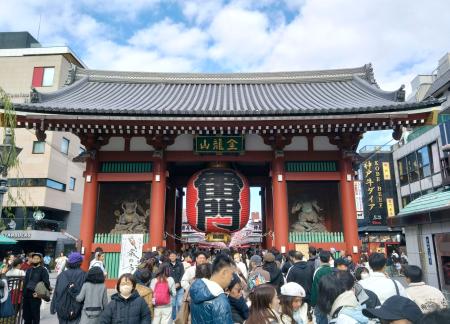 にぎわう浅草寺の雷門=東京都台東区