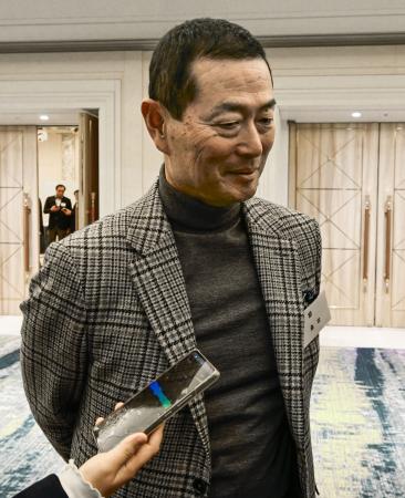 ＰＬ学園高硬式野球部のＯＢ会懇親会を終え、取材に応じる桑田真澄氏＝１１日、大阪市北区