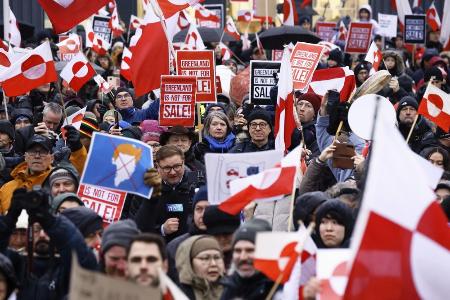 グリーンランド中心都市ヌークで行われた、領有を目指すトランプ米政権に抗議するデモ=17日(ゲッティ=共同)