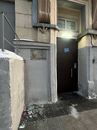 破壊されたアンナ・ポリトコフスカヤさんの追悼碑（ノーバヤ・ガゼータ欧州のＸから、共同）