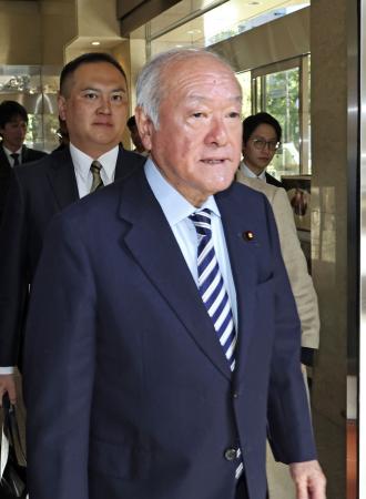 ＮＨＫ番組への出演を終えた、自民党の鈴木幹事長＝１８日午前、東京都千代田区