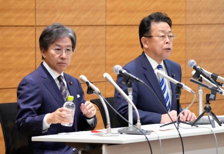 　新党「中道改革連合」の綱領を発表する立憲民主党の安住幹事長（左）と公明党の西田幹事長＝１９日午前、国会