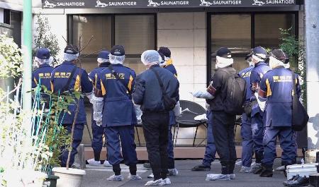 東京・赤坂の個室サウナ店の火災で、現場検証に臨む警視庁の捜査員ら＝２０２５年１２月１６日