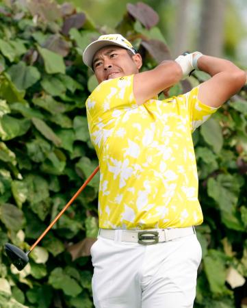 最終ラウンド、１８番でティーショットを放つ松山英樹。通算９アンダーで１３位＝ワイアラエＣＣ（共同）