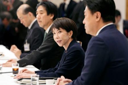 経団連との懇談会であいさつする高市首相（右から２人目）＝１９日午後、首相官邸