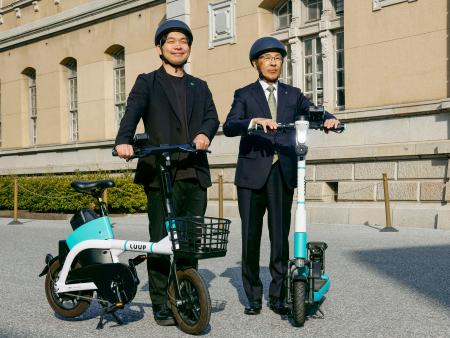 Ｌｕｕｐと連携協定を結び、電動キックボードの試乗に臨む京都府の西脇隆俊知事（右）＝１９日午後、京都府庁